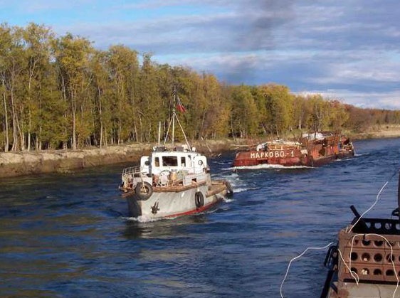 По реке на барже По реке на барже