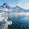 Жидкая вода, лёд и водяной пар в природном горном ландшафте