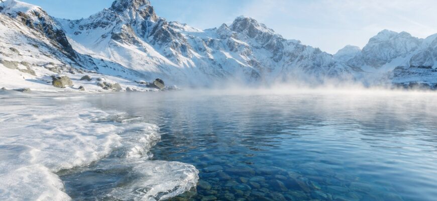 Жидкая вода, лёд и водяной пар в природном горном ландшафте