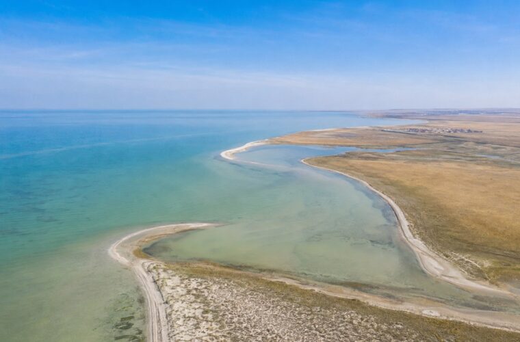 Мелководное Азовское море и песчаные косы