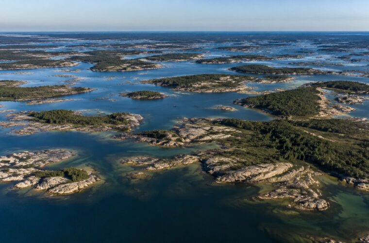 Острова и шхеры Балтийского моря среди северных лесов