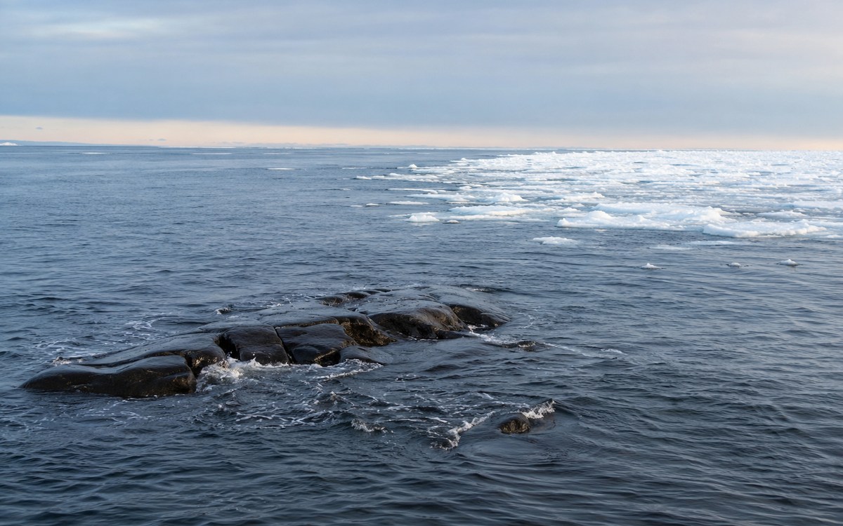 Открытая вода Баренцева моря рядом с морским льдом