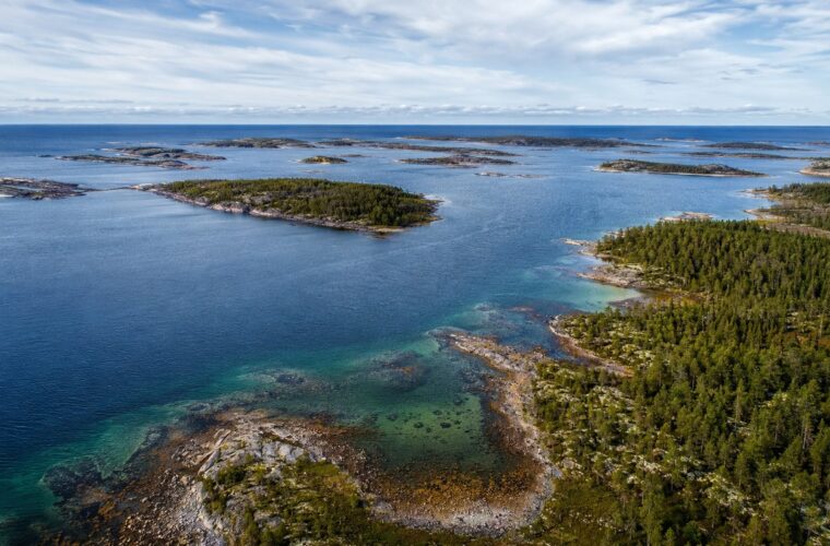Белое море с островами и лесистыми берегами