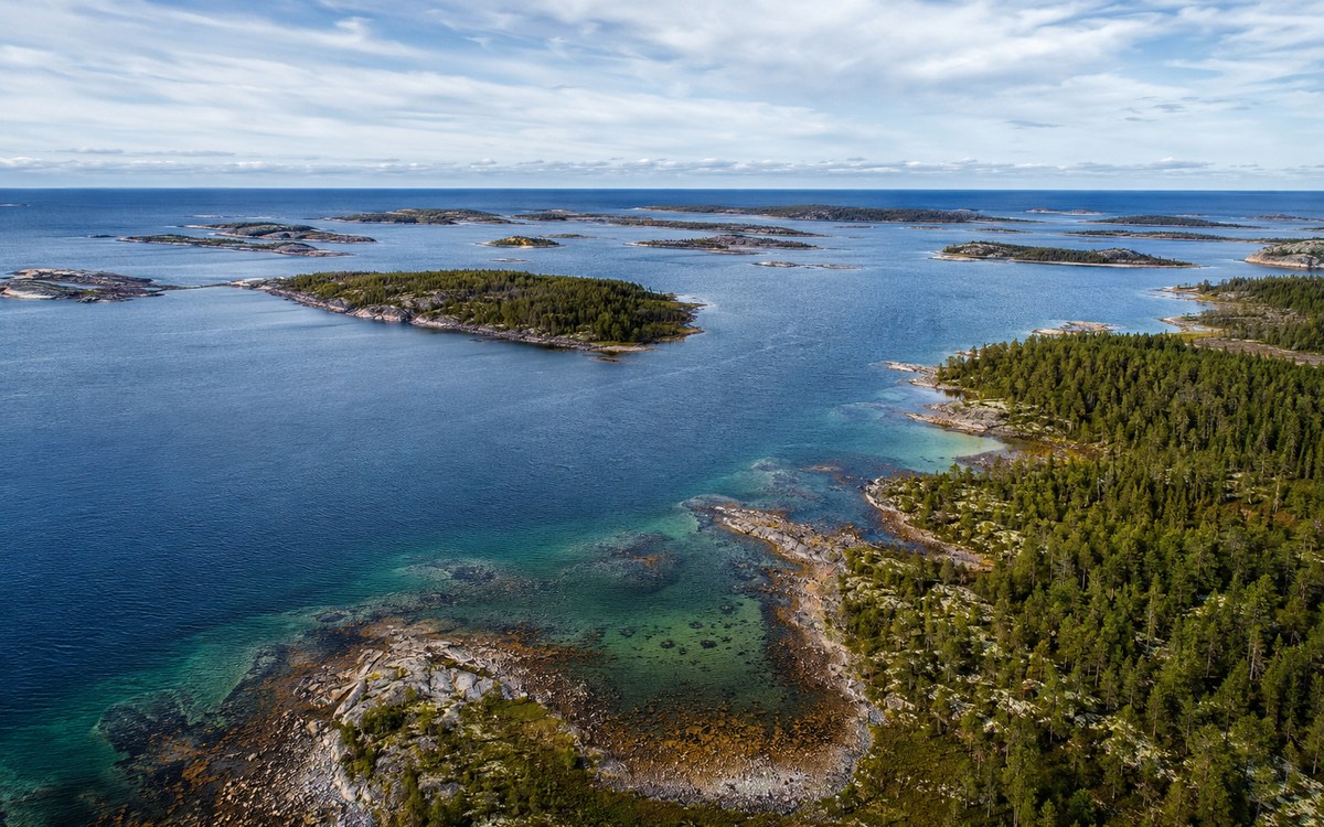 Белое море с островами и лесистыми берегами