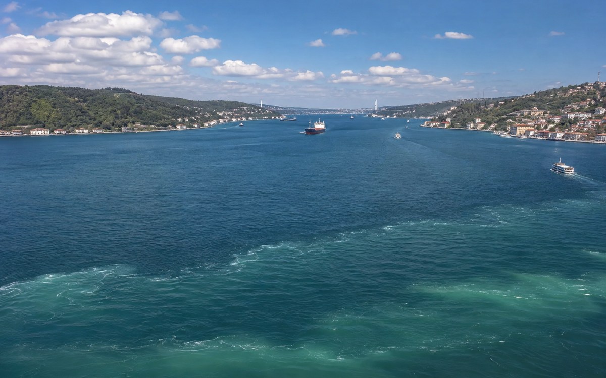 Пролив Босфор, соединяющий Чёрное море с Мраморным