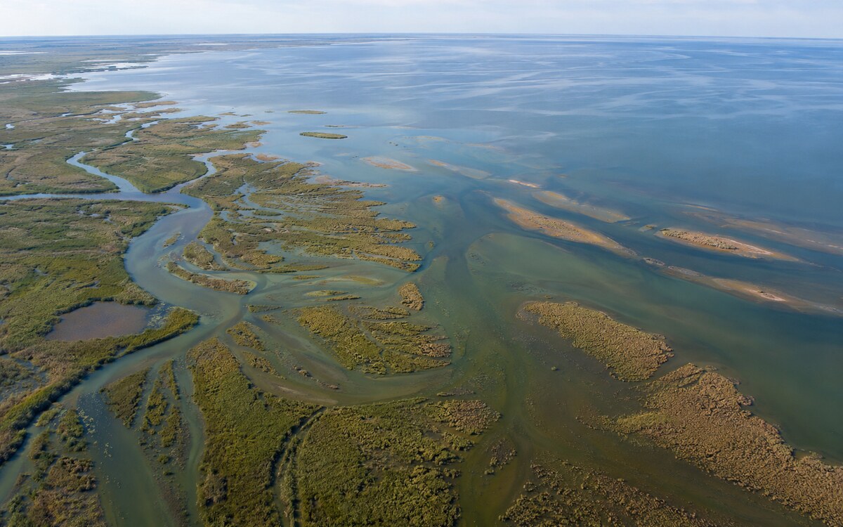 Протоки и острова дельты Волги при впадении в Каспийское море