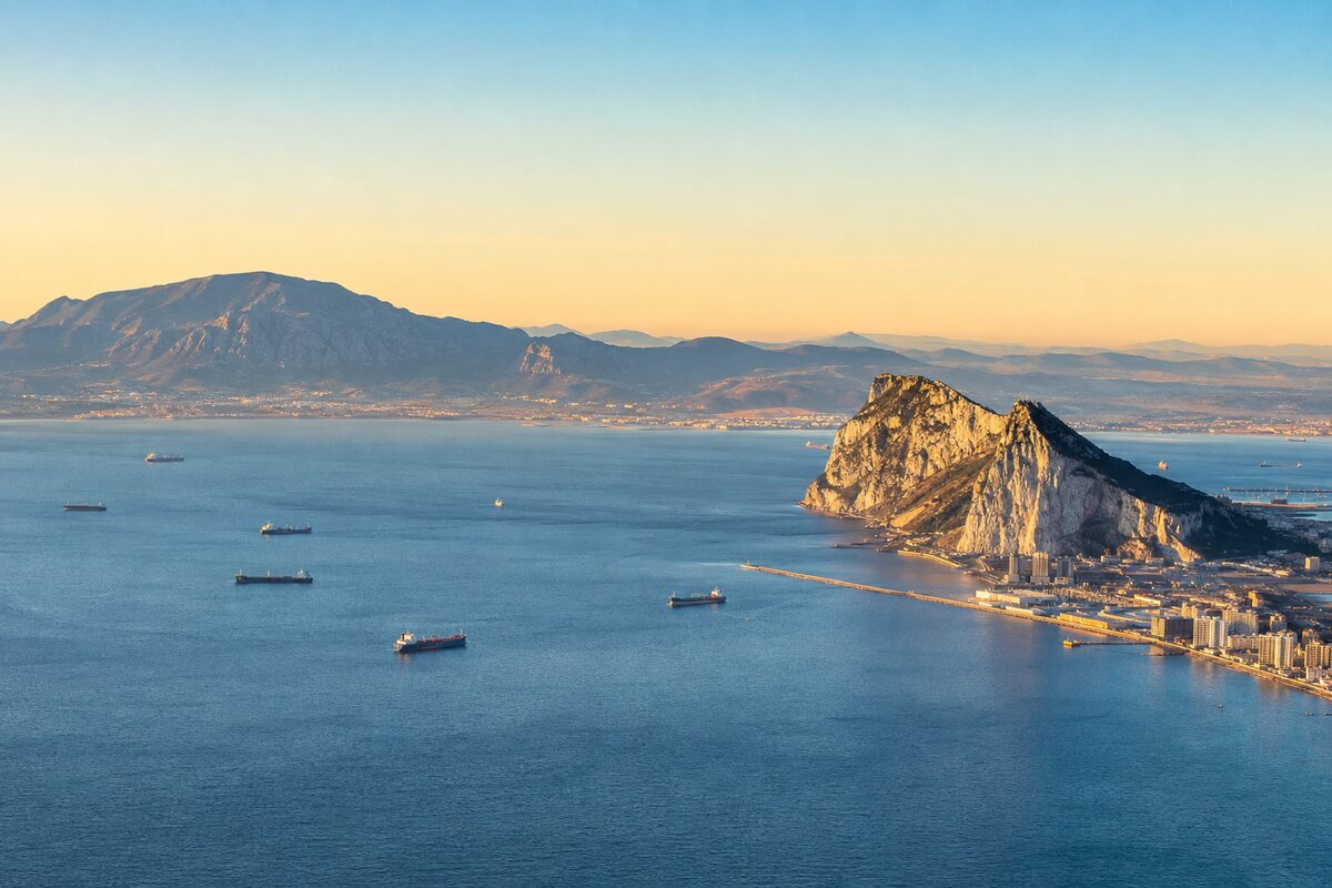 Гибралтарский пролив между Европой и Африкой