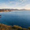Панорамный вид на Каспийское море и гористое побережье