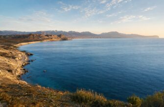 Панорамный вид на Каспийское море и гористое побережье