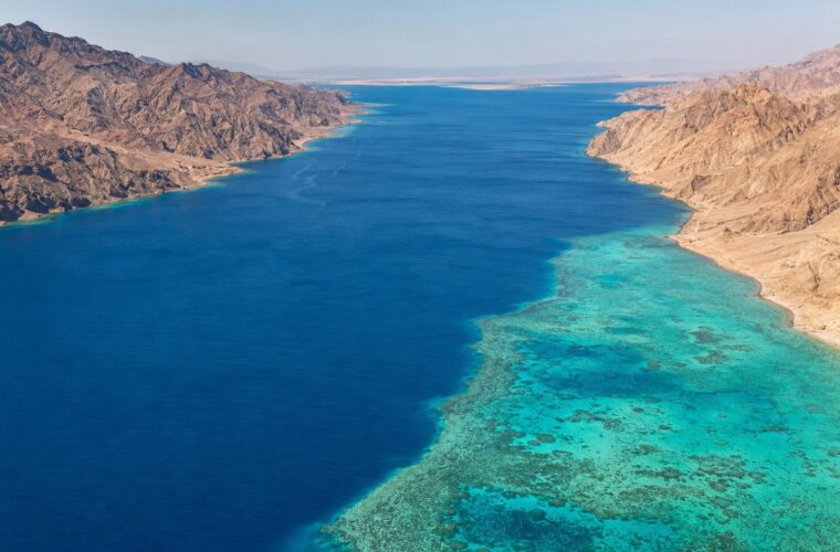 Красное море между пустынными берегами