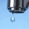 Прозрачные капли воды на поверхности