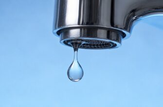 Прозрачные капли воды на поверхности