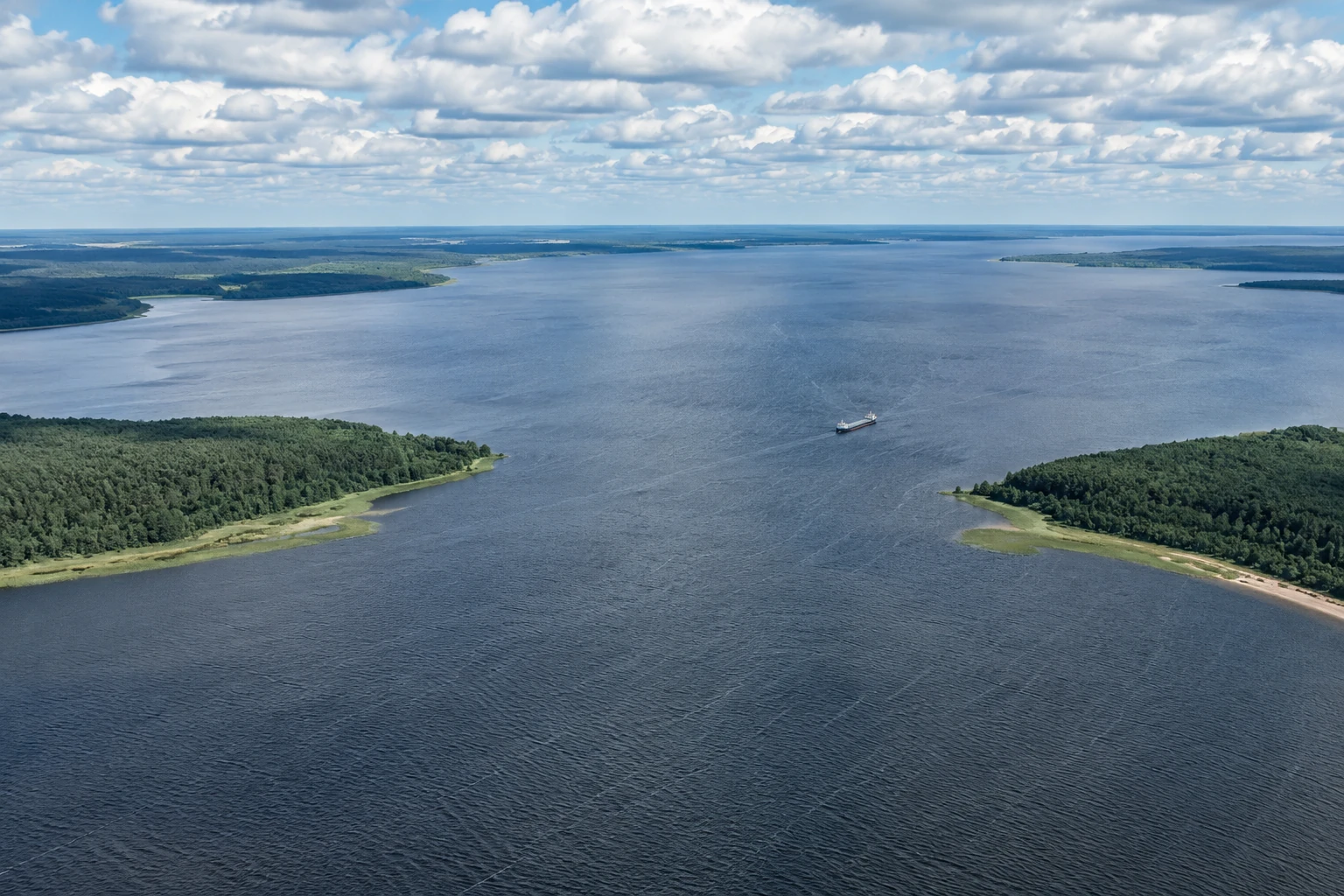 Панорама Рыбинского водохранилища с судном