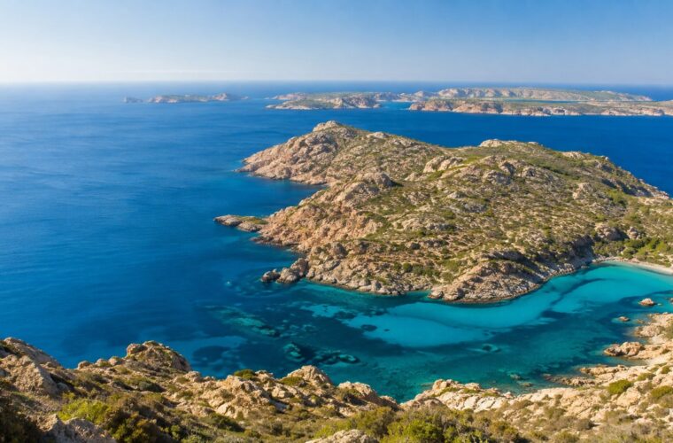 Синие воды Средиземного моря среди скалистых островов