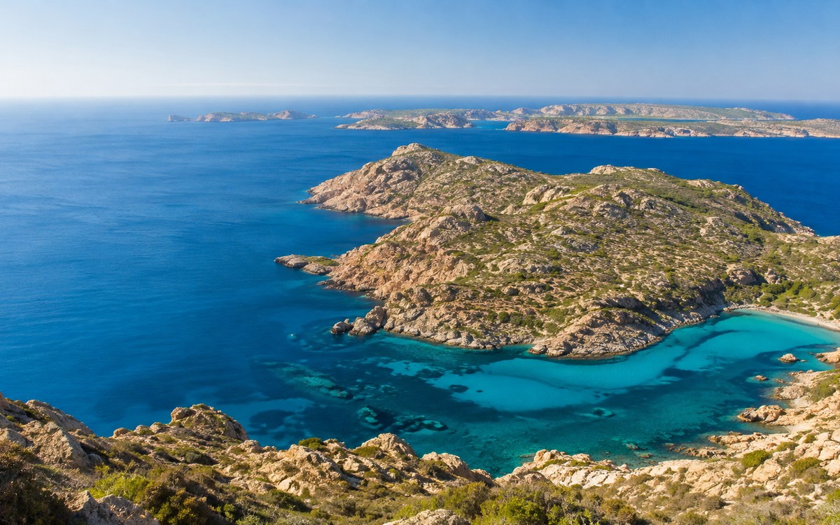 Синие воды Средиземного моря среди скалистых островов