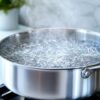 Кипящая вода в металлической кастрюле