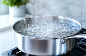 Кипящая вода в металлической кастрюле