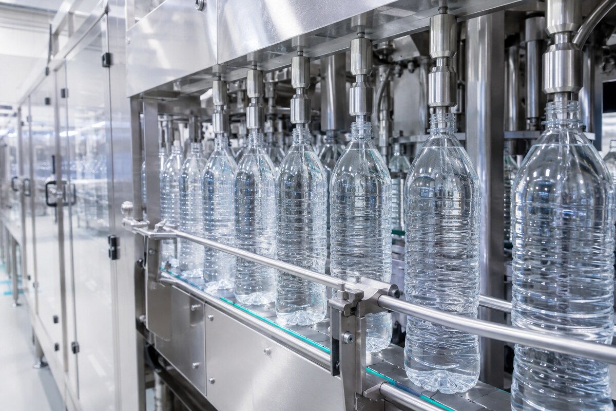 Промышленная линия розлива упакованной питьевой воды