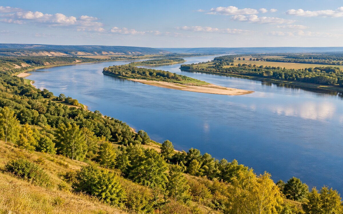 Широкое русло Волги, острова и пойма на Русской равнине